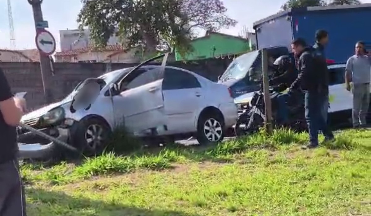 Motorista de carro bate contra poste e mata pedestre atropelado em Campinas