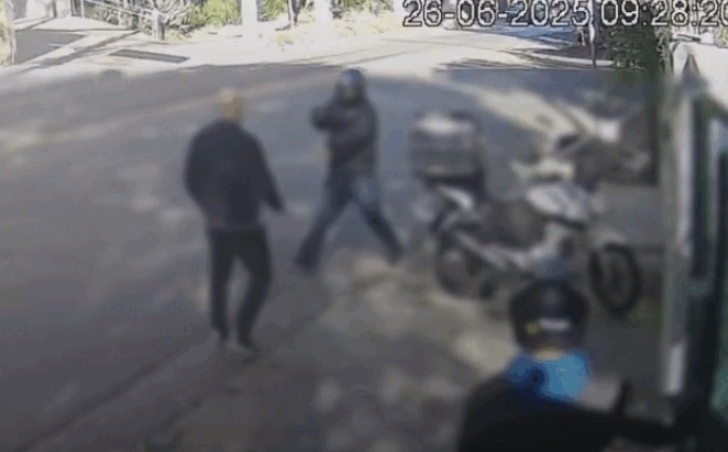 Em 7 segundos, motociclista aborda e assalta pedestre de manhã em rua de Pinheiros, na Zona Oeste de SP
