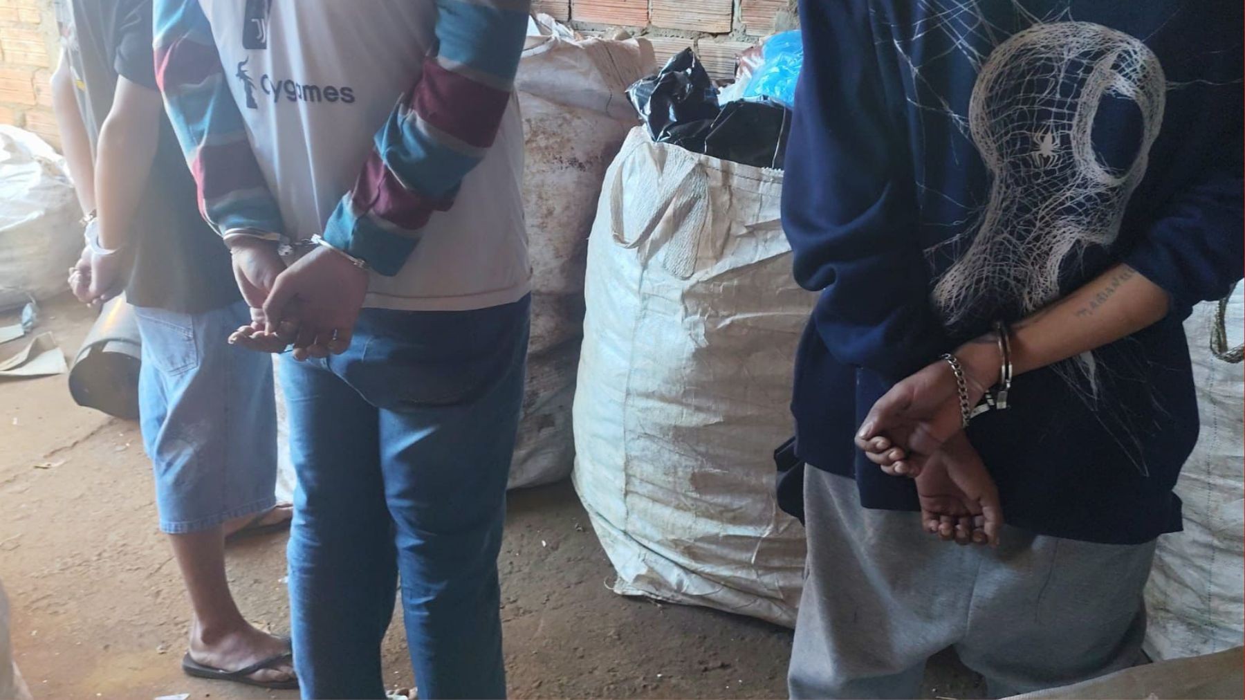 Mãe, filhos e netos são investigados por comandar tráfico de drogas há 10 anos em cidade do Paraná