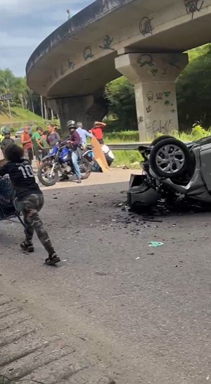 Carro capota e despenca da Linha Vermelha, em Duque de Caxias