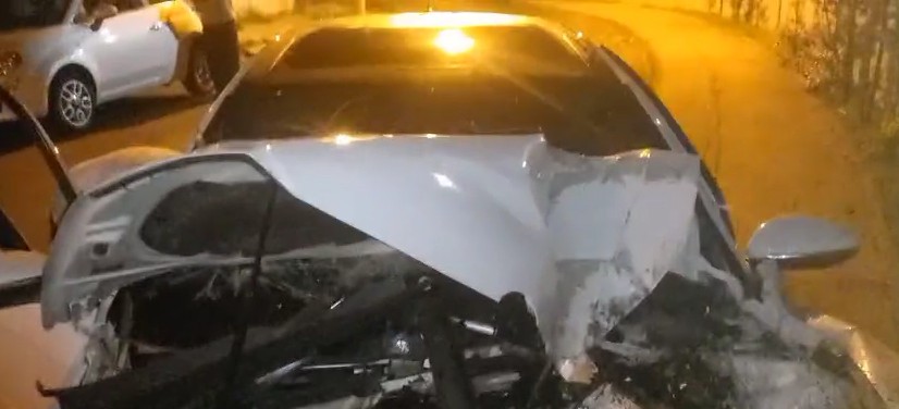 Frente de carro fica destruída após motorista bater em árvore em Avaré