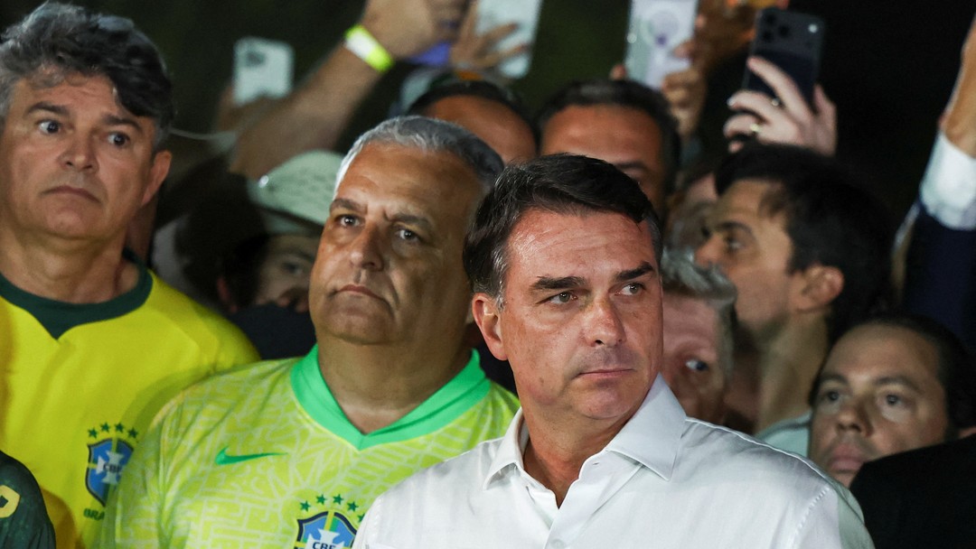 Lula diz que Flávio Bolsonaro 'fugiu', deve ter 'culpa na consciência' e que deixar o país é 'vergonhoso'