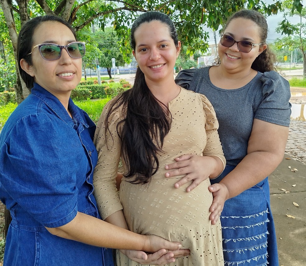 Da direita para a esquerda Rosiane (mãe), Valdinéia (gestante) e Lindinalva (amiga de infância de Valdinéia) — Foto: Mateus Santos/g1