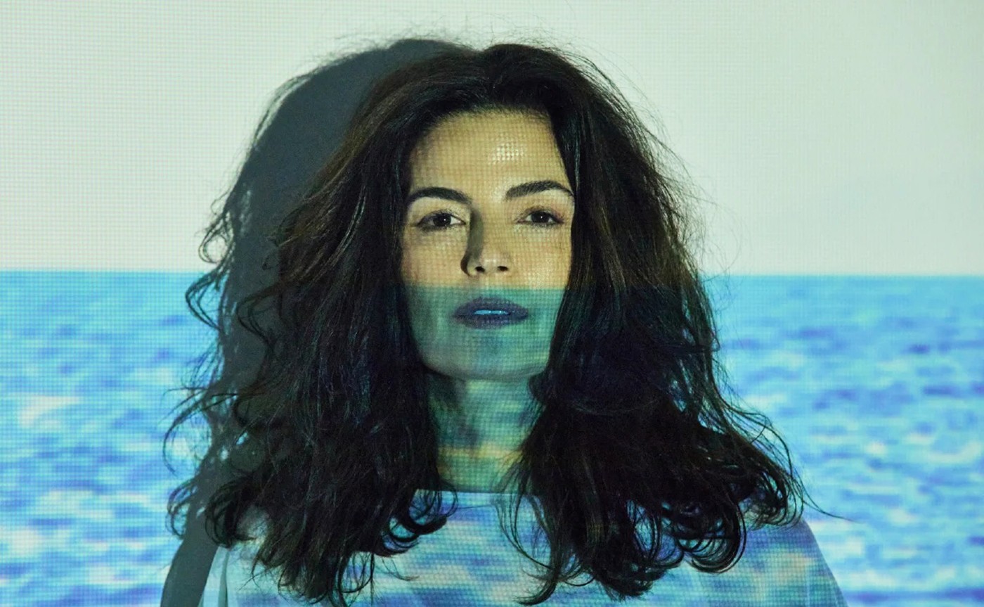 Emanuelle Araújo mergulha na vivência como cantora de música afro-baiana no terceiro álbum solo, 'Corra para o mar'