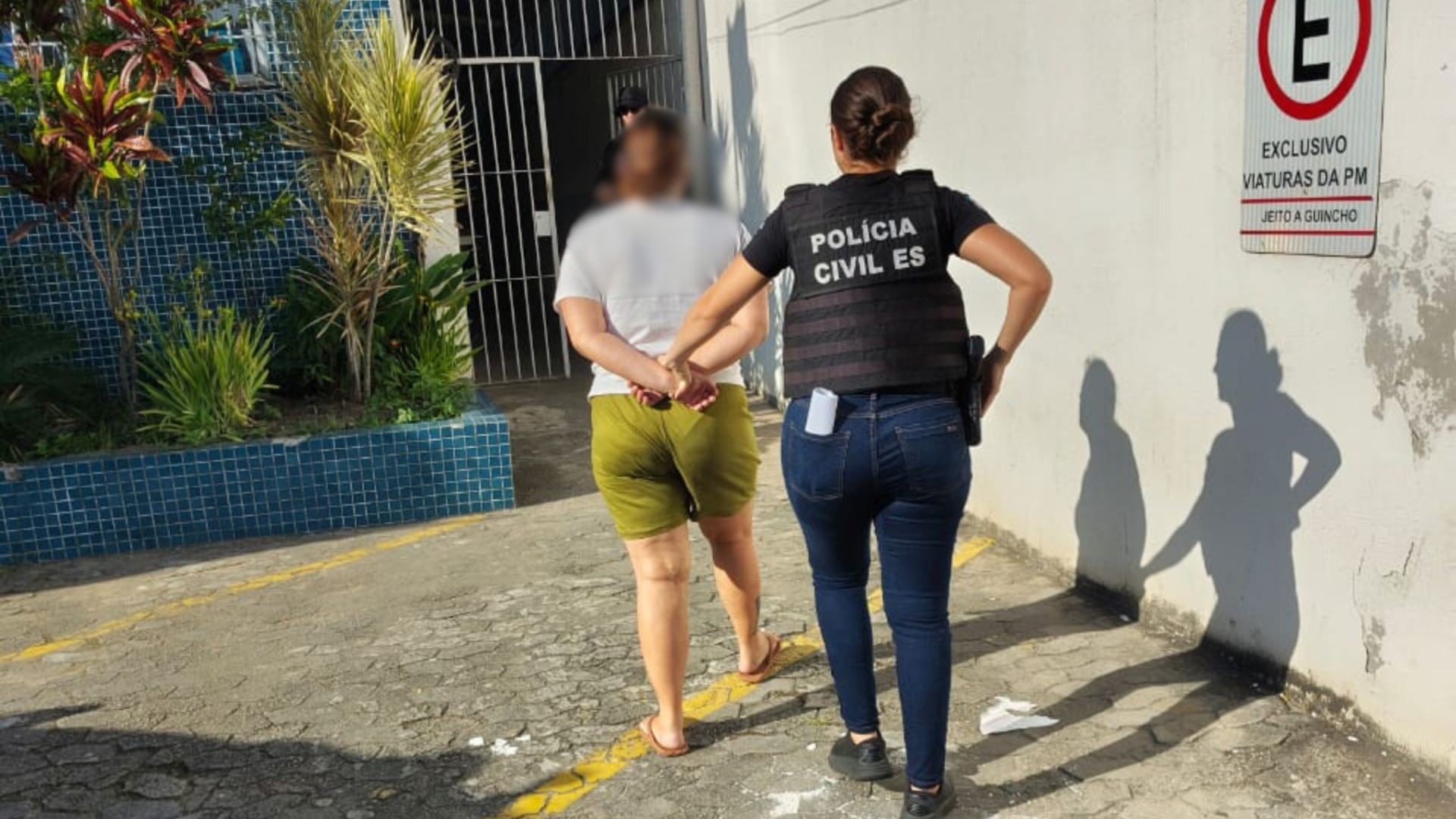 Mulher é presa por fazer parte de grupo que atraía homens em apps para aplicar golpes e sequestros no ES
