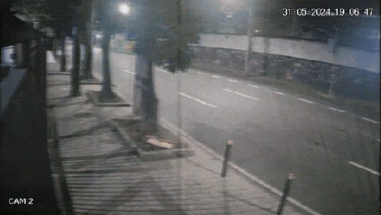 VÍDEO mostra motociclista sendo atacado e lançado contra poste por táxi - Foto: (g1)