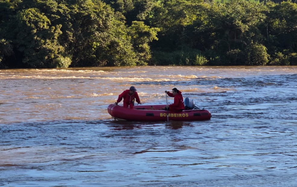 Corpo de Bombeiros realizou buscas no Rio Pardo em Ourinhos (SP) por jovem desaparecida — Foto: Laperuta Junior/Passando a Régua