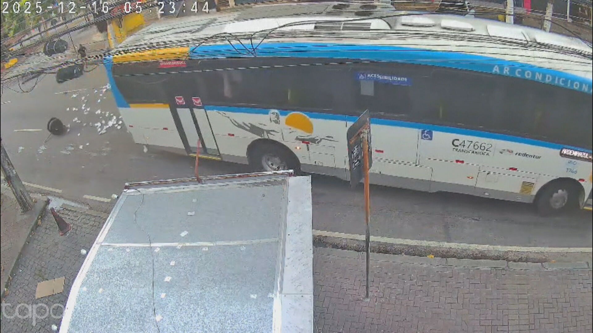 VÍDEO: ônibus arrasta carrinho de lanches que estava na contramão no Pechincha