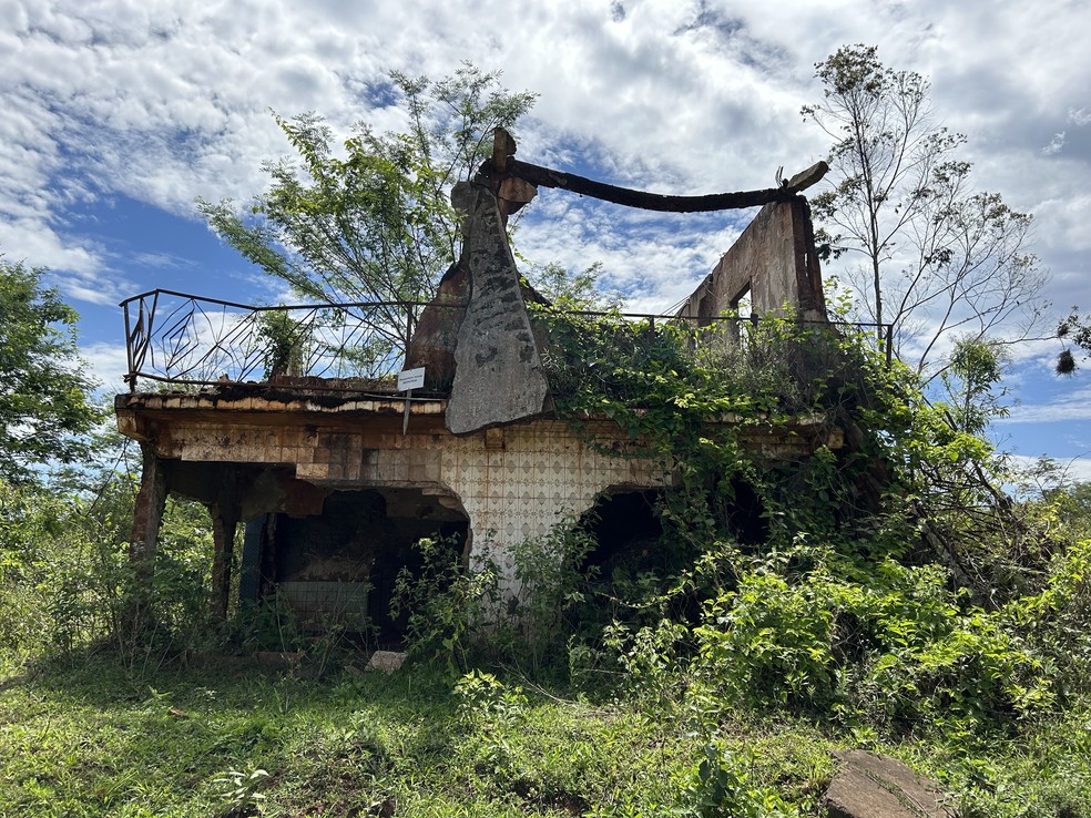 Destroços de casa no antigo Bento Rodrigues — Foto: Rafaela Mansur/ g1