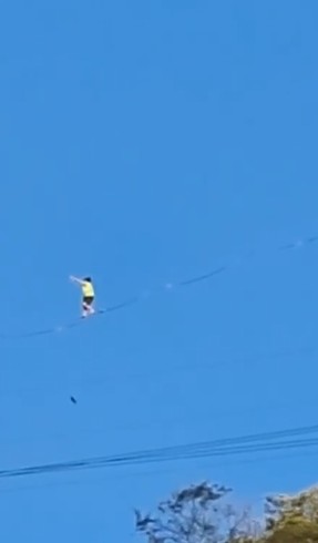 Slackline no Pão de Açúcar? Mulher pratica esporte perto da linha do bondinho; VÍDEO