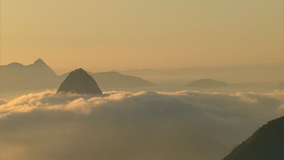 Nevoeiro cobre o céu do centro do Rio — Foto: Reprodução/TV Globo