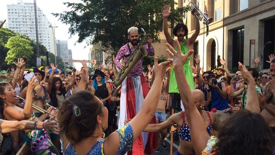 Concurso de fantasia e blocos na Av. Paulista encerram carnaval de rua 