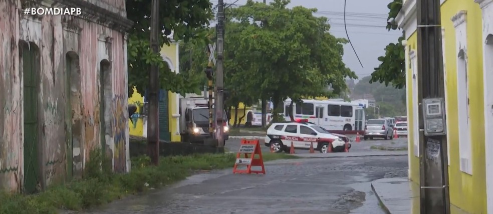 Polícia Militar acompanha demolições no Porto do Capim, em João Pessoa — Foto: Reprodução/TV Cabo Branco
