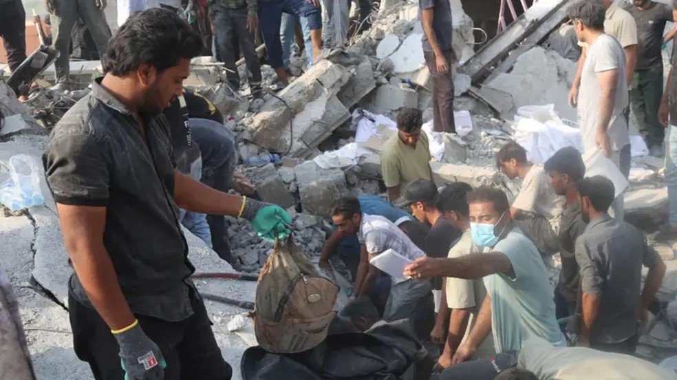 Irã: equipes de resgate retiram corpos dos escombros após um ataque de EUA e Israel a uma escola em Minab. — Foto: West Asia News Agency via Reuters