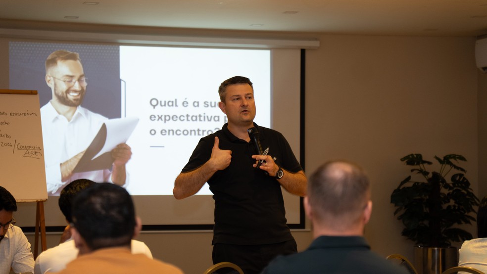 Consultor Felipe Segatto apresentou reflexões sobre o planejamento estratégico e os caminhos que orientam o desenvolvimento da cooperativa nos próximos anos. — Foto: Assessoria/CrediSIS JiCred