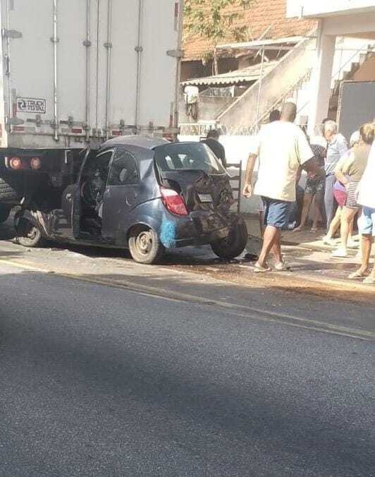 Acidente entre carro e caminhão deixa pessoa ferida na BR-393, em Sapucaia