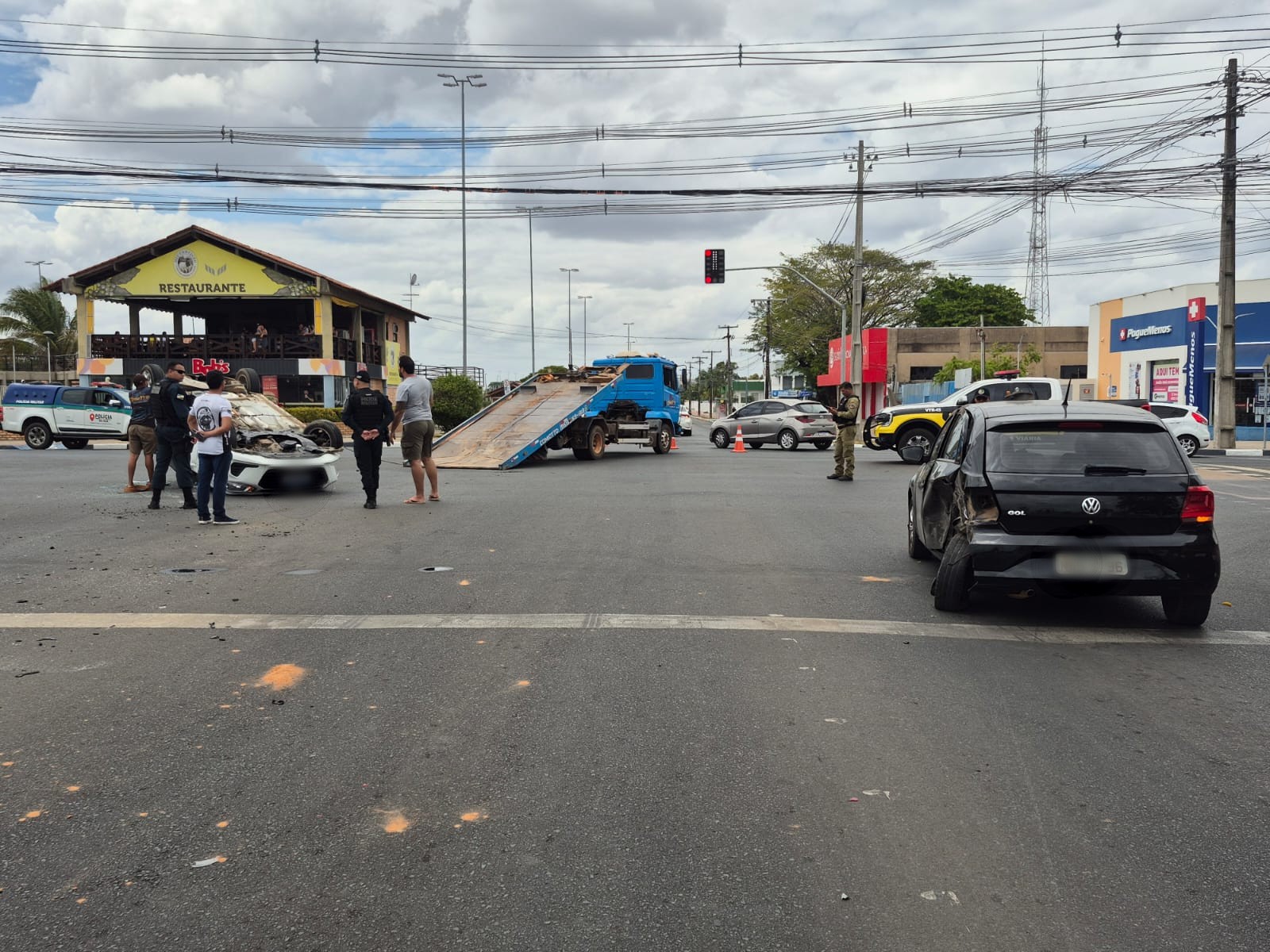 Acidente entre dois carros deixa feridos em cruzamento de avenidas no Centro de Boa Vista