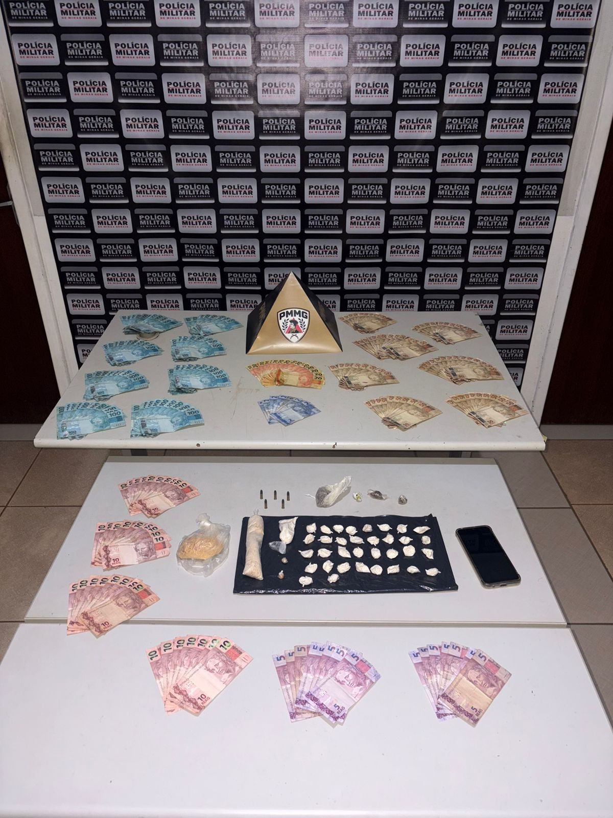 VÍDEO: Drogas são apreendidas em congelador de bebidas, dentro de porta e embaixo de vitrola em MG