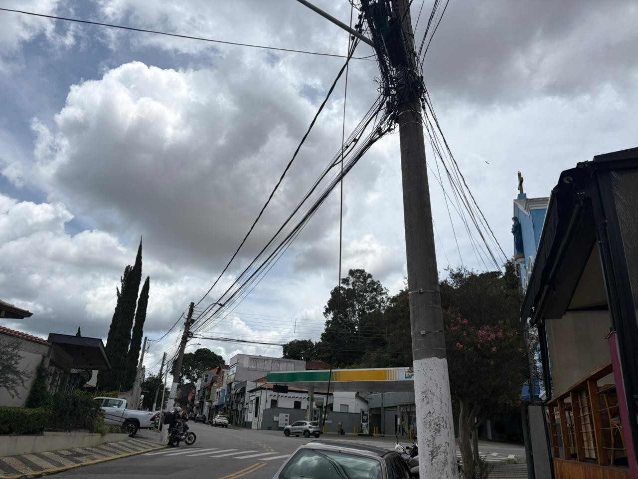 Bragança inicia força-tarefa para eliminar fios soltos e organizar fiação urbana