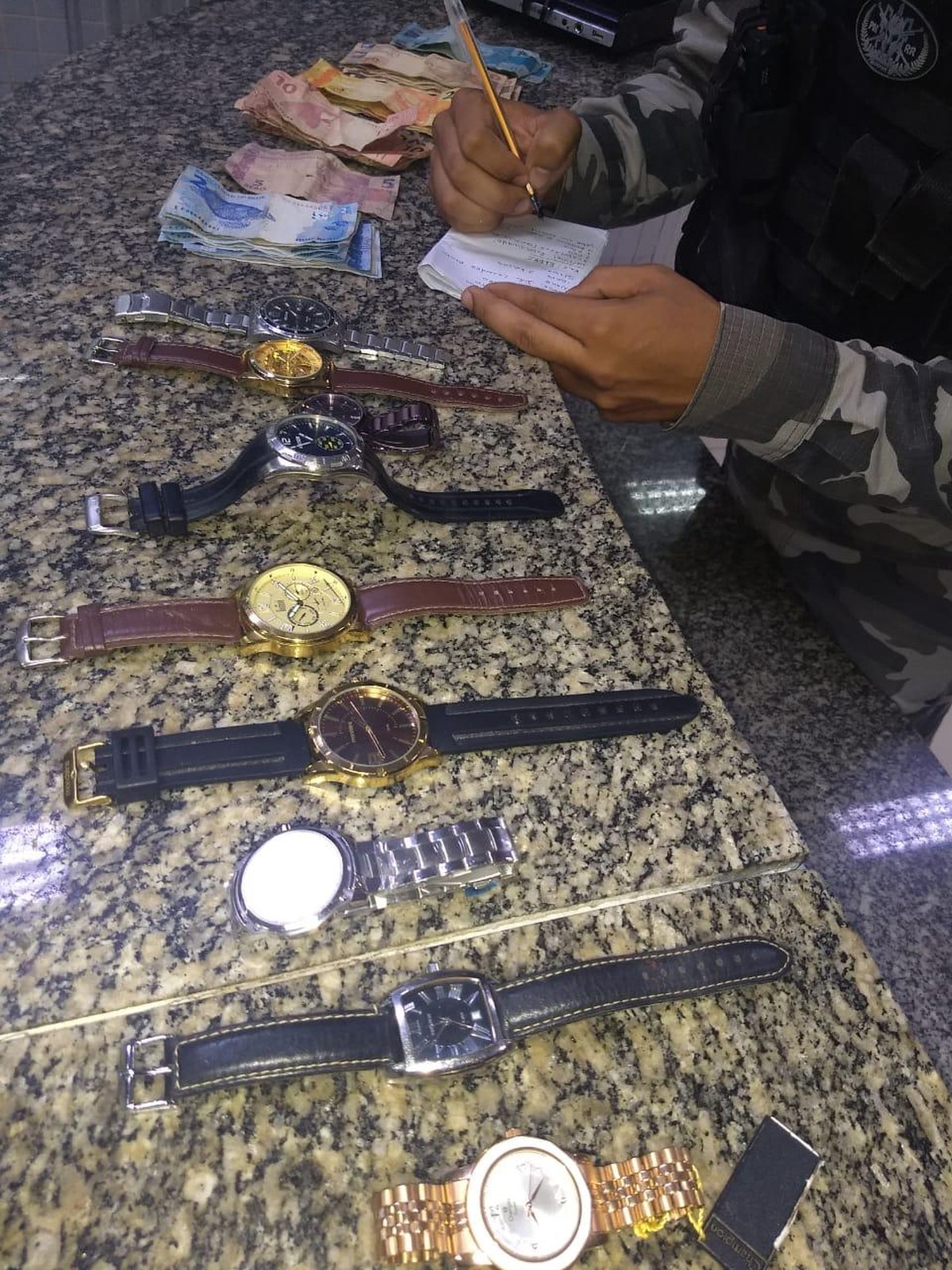 Bope prende homem com nove relógios, drogas, dinheiro e eletrônicos em ...