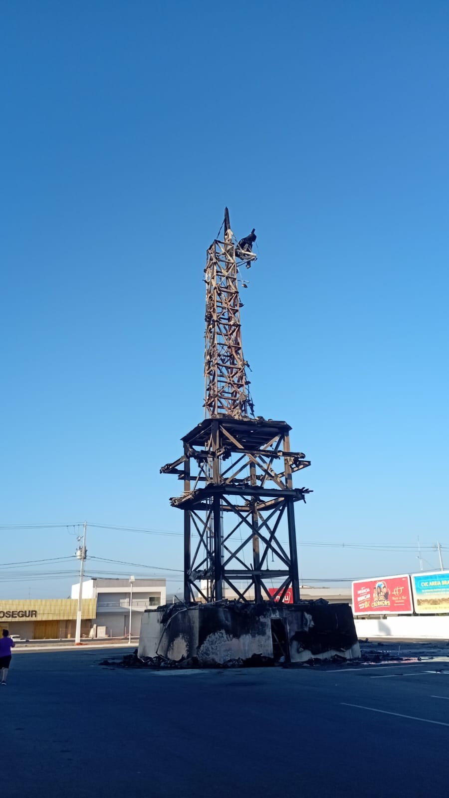 Estátua da Havan é incendiada em Petrolina; veja vídeo