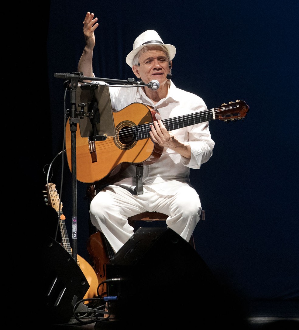 Antônio Nóbrega fecha tributos aos mestres no Clube do Choro — Foto: Fábio Alcover