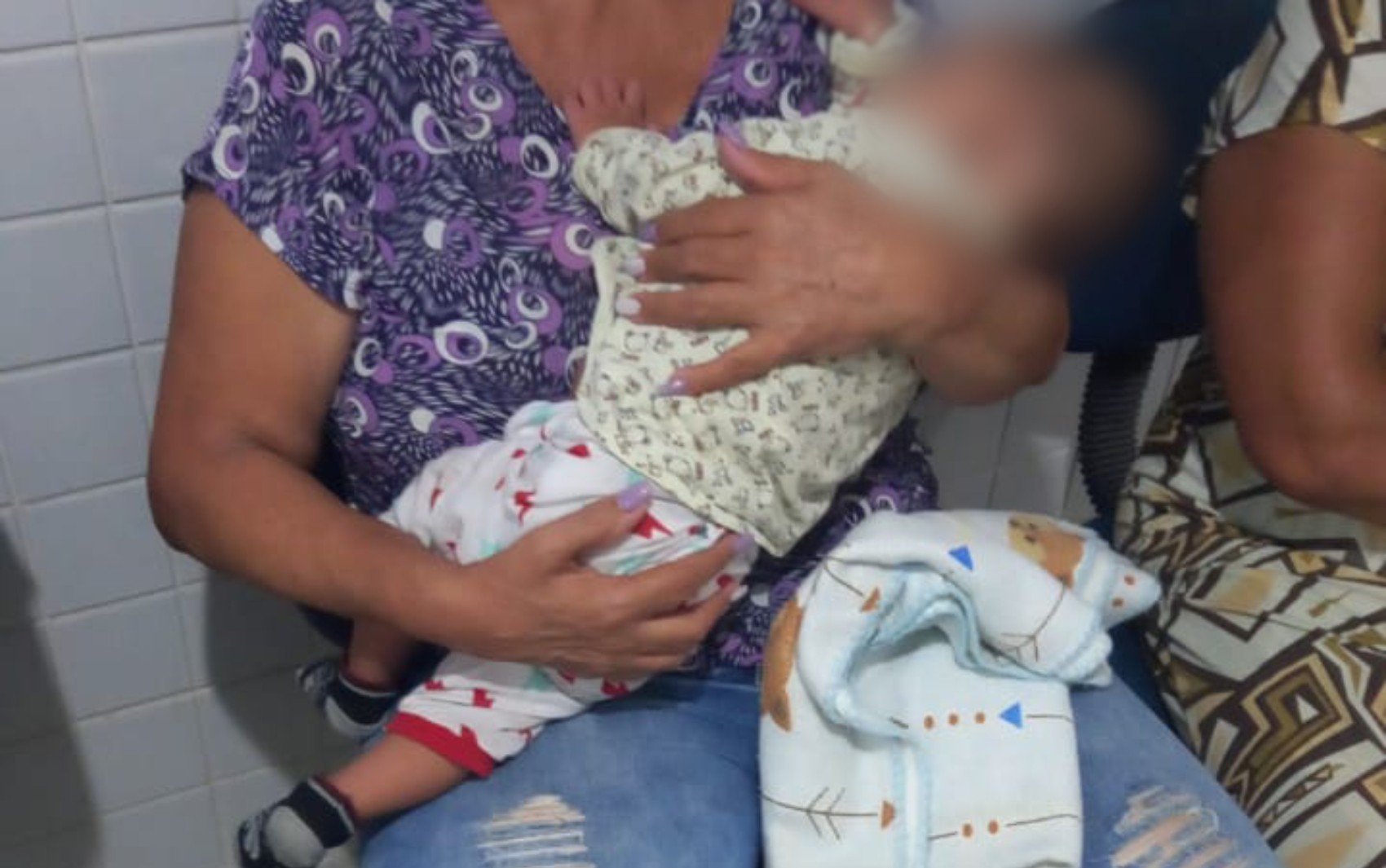Bebê é abandonado com ferimentos e polícia prende mãe e amiga dela em flagrante
