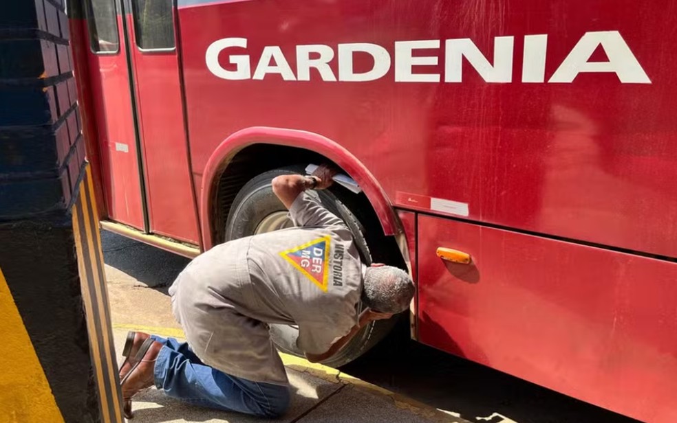 Operação retira ônibus da Gardenia de circulação — Foto: Danielle Formaggio