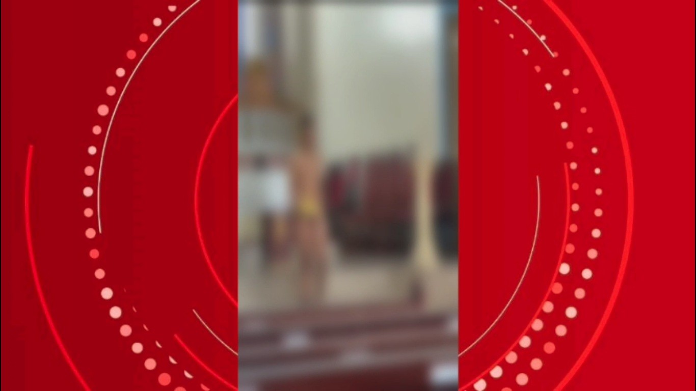 VÍDEO: homem nu invade igreja no interior de AL carregando crucifixos e com corda amarrada à cintura
