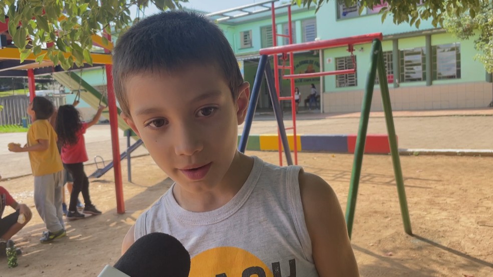 Pietro Salinas, de 7 anos, diz que já percebeu a alteração sonora nos alarmes do colégio — Foto: Reprodução/RBS TV