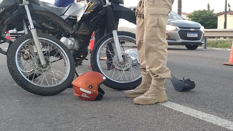Acidente com caminhão e duas motos deixa idoso morto e vítima ferida em Fortaleza. — Foto: Davi Cesar/TVM