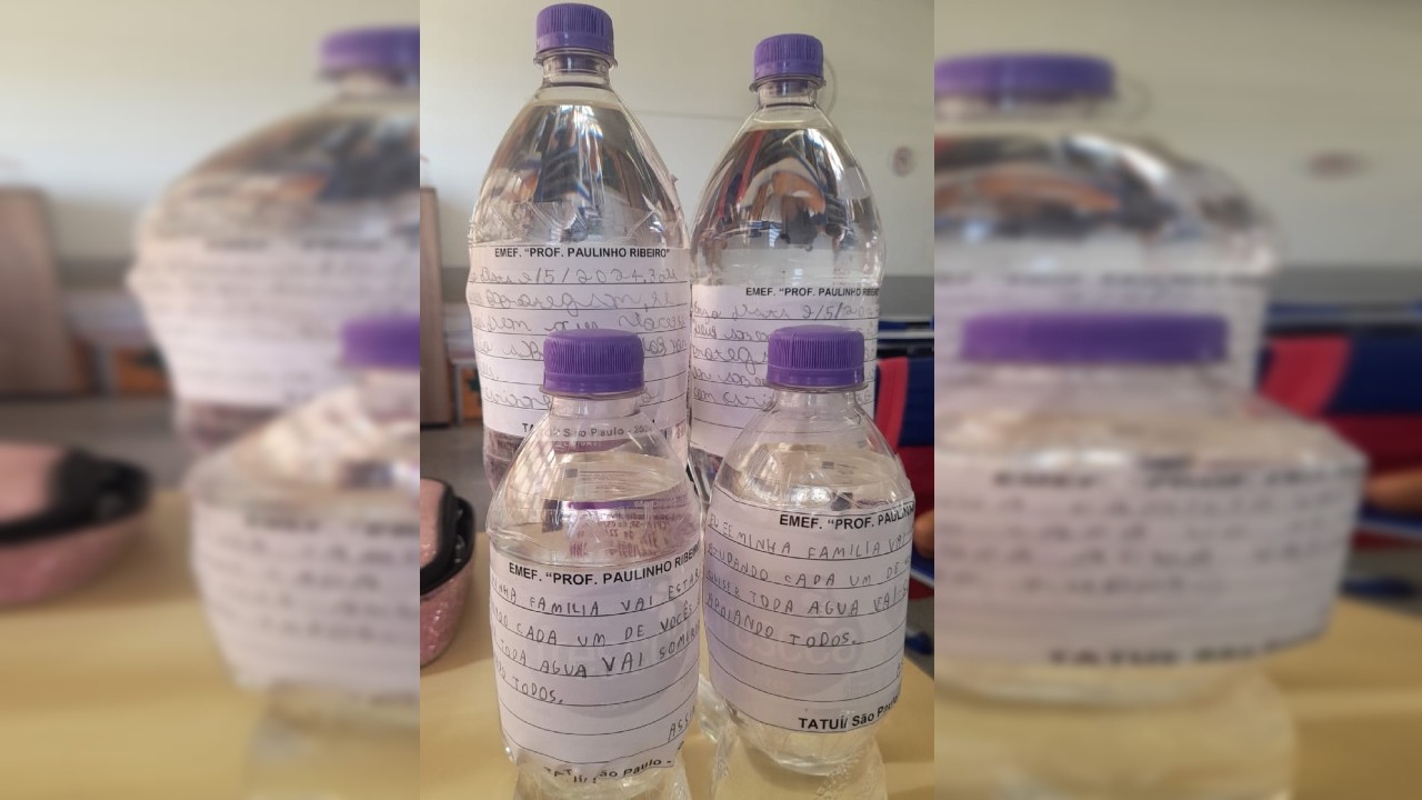 Estudantes do interior de SP escrevem cartinhas em garrafas d’água doadas para o RS