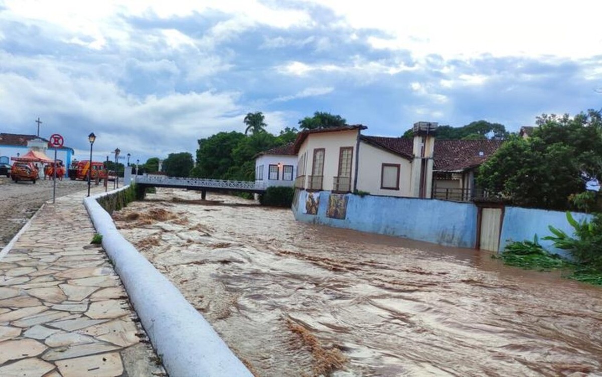 Cidade de Goiás está em alerta após rio transbordar e hospital ser esvaziado por conta das fortes chuvas