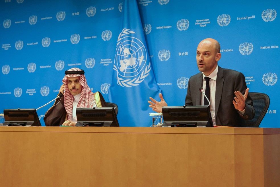 O ministro das Relações Exteriores francês, Jean-Noel Barrot, fala durante uma coletiva de imprensa com o ministro das Relações Exteriores saudita, Faisal bin Farhan Al-Saud, copresidente de uma conferência internacional de alto nível das Nações Unidas , organizada pela França e pela Arábia Saudita para trabalhar em prol de uma solução de dois Estados entre Israel e os palestinos — Foto: REUTERS/Kylie Cooper