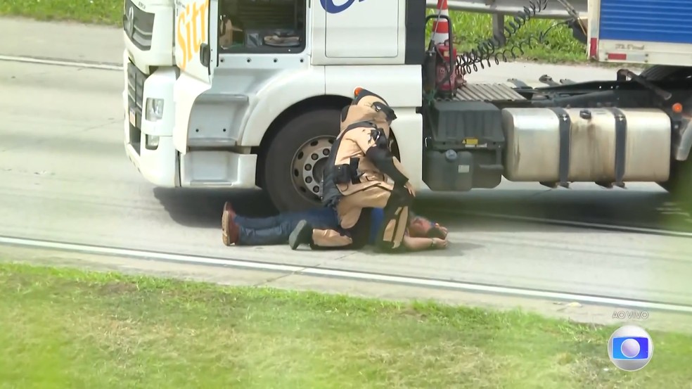 Motorista de caminhão desmaia depois de ser retirado de caminhão com suspeita de bomba. — Foto: Reprodução/TV Globo