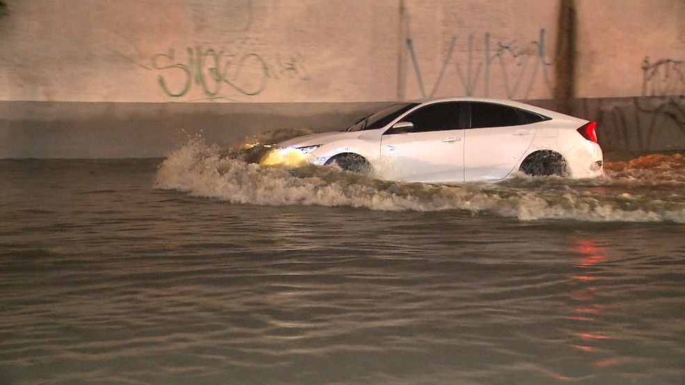 Chuvas deixam ruas alagadas em Campina Grande — Foto: TV Paraíba/Divulgação