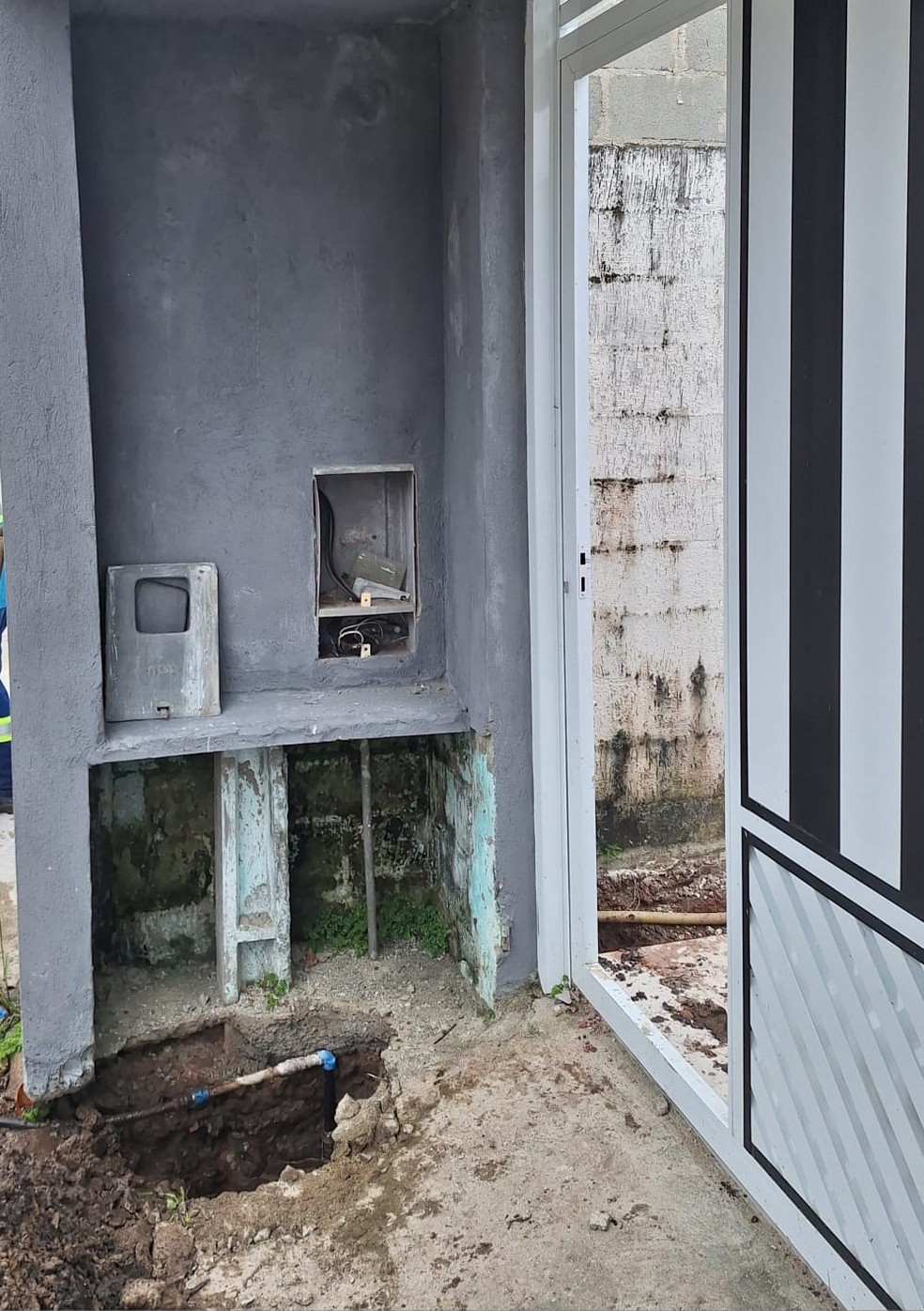 Imóvel usado para realização de pancadões, no bairro Cibratel II, em Itanhaém, não tinha relógio medidor e hidrômetro — Foto: Polícia Civil/Divulgação