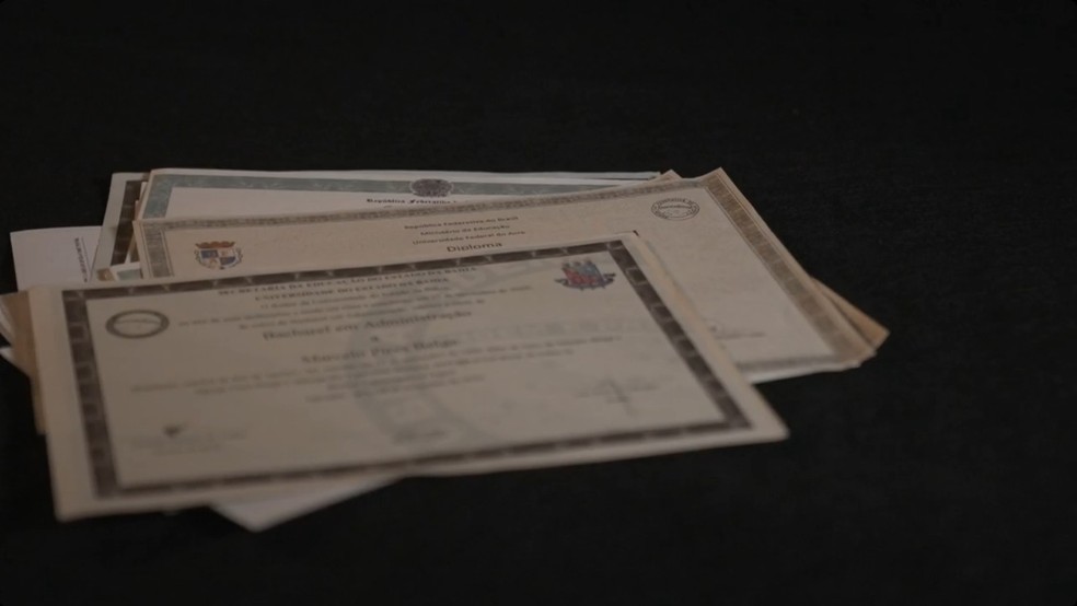 Criminosos falsificam diplomas da Universidade do Estado da Bahia para obter registros para falsos médicos no Rio de Janeiro — Foto: Reprodução/TV Globo