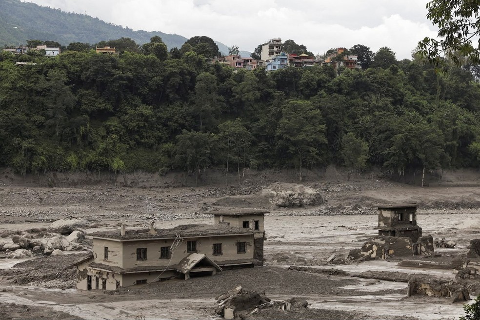 Desastre na cordilheira do Himalaia deixou centenas de desaparecidos após um terremoto — Foto: Navesh Chitrakar / Reuters
