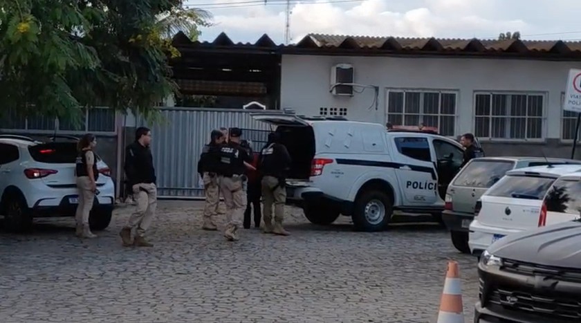Operação cumpre mandados contra facção criminosa que expulsou mais de 250 famílias de comunidade, na Grande João Pessoa