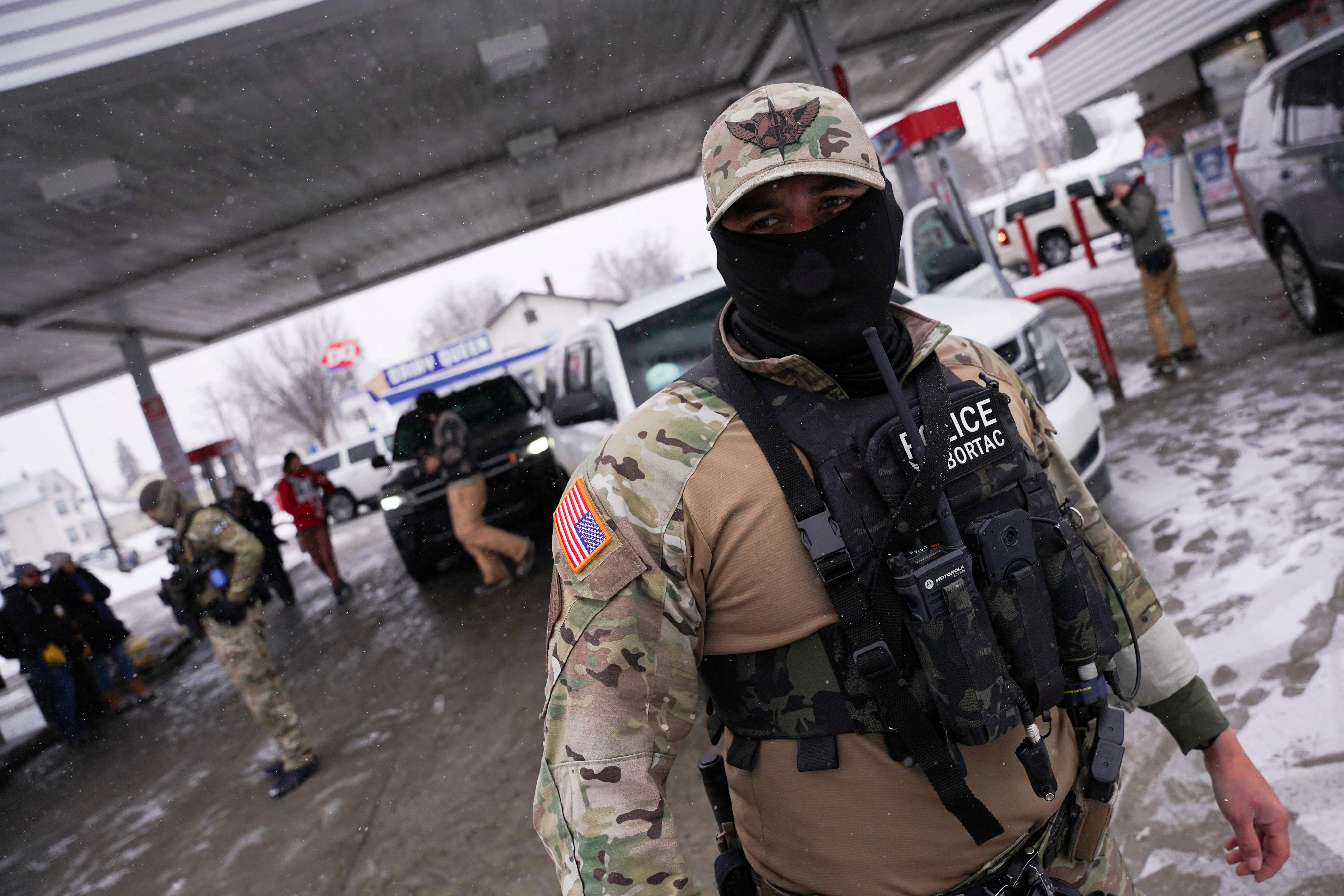 'Exército' de mascarados: o que o ICE alega para esconder o rosto de agentes de imigração e por que isso é perigoso