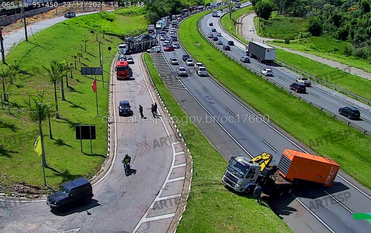 Motorista de carreta furtada salta de veículo em movimento na Rodovia Dom Pedro I em Itatiba