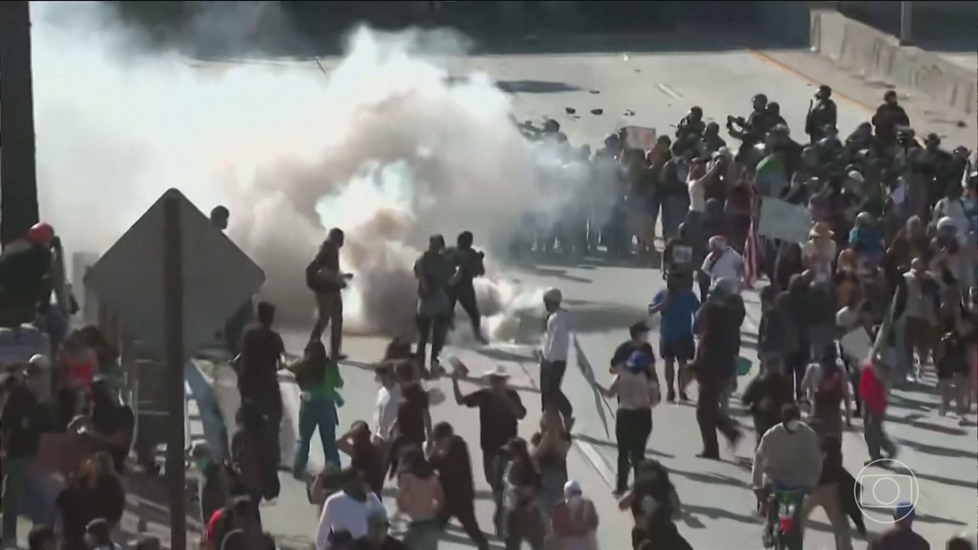 Em Los Angeles, manifestantes protestam pelo quarto dia contra a política de imigração de Trump