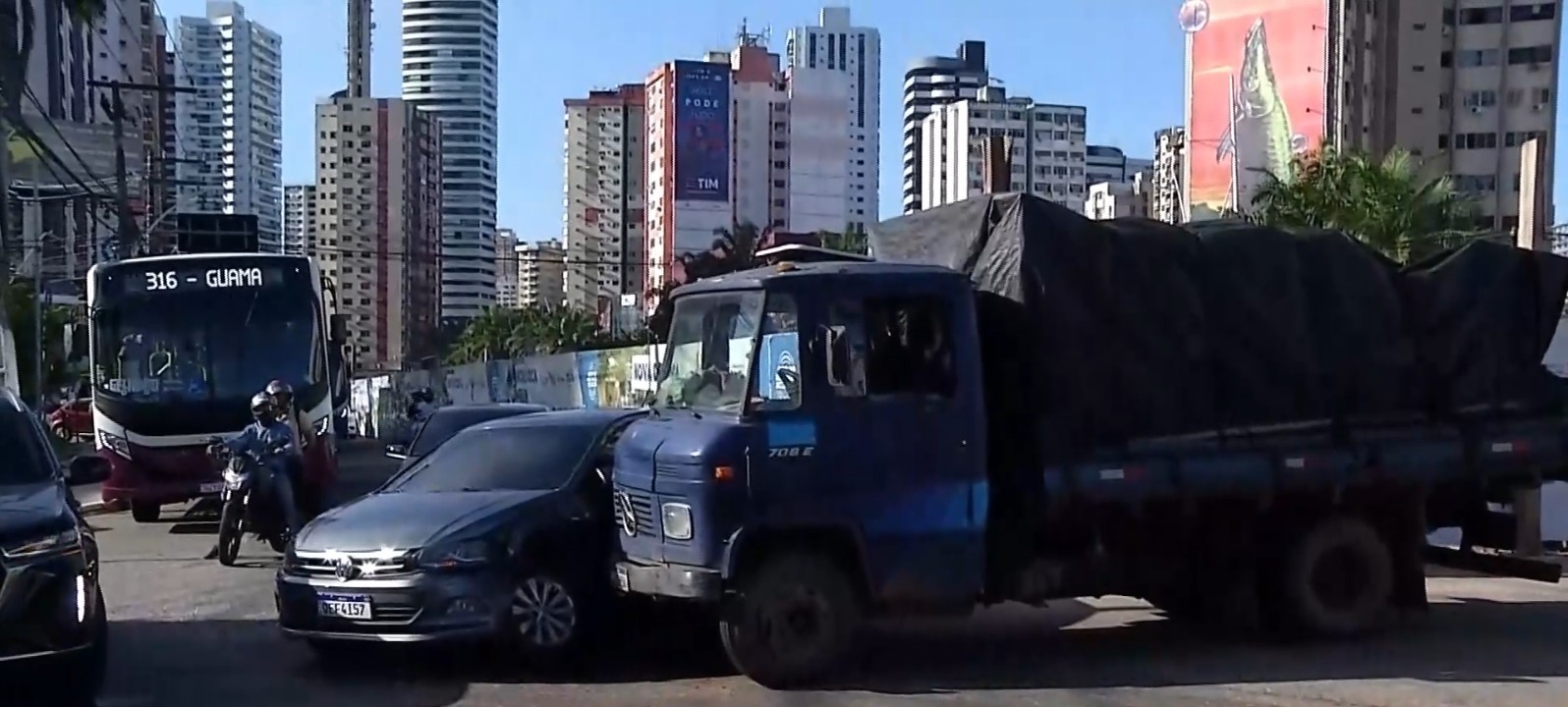 Caminhão e carro colidem em cruzamento na Doca, em Belém, e acidente causa transtornos no trânsito