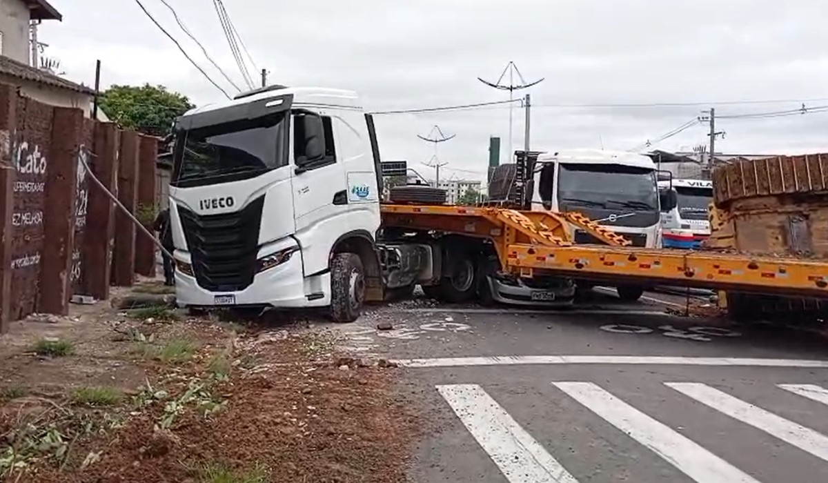 Trator cai de caminhão e deixa um morto em Indaiatuba