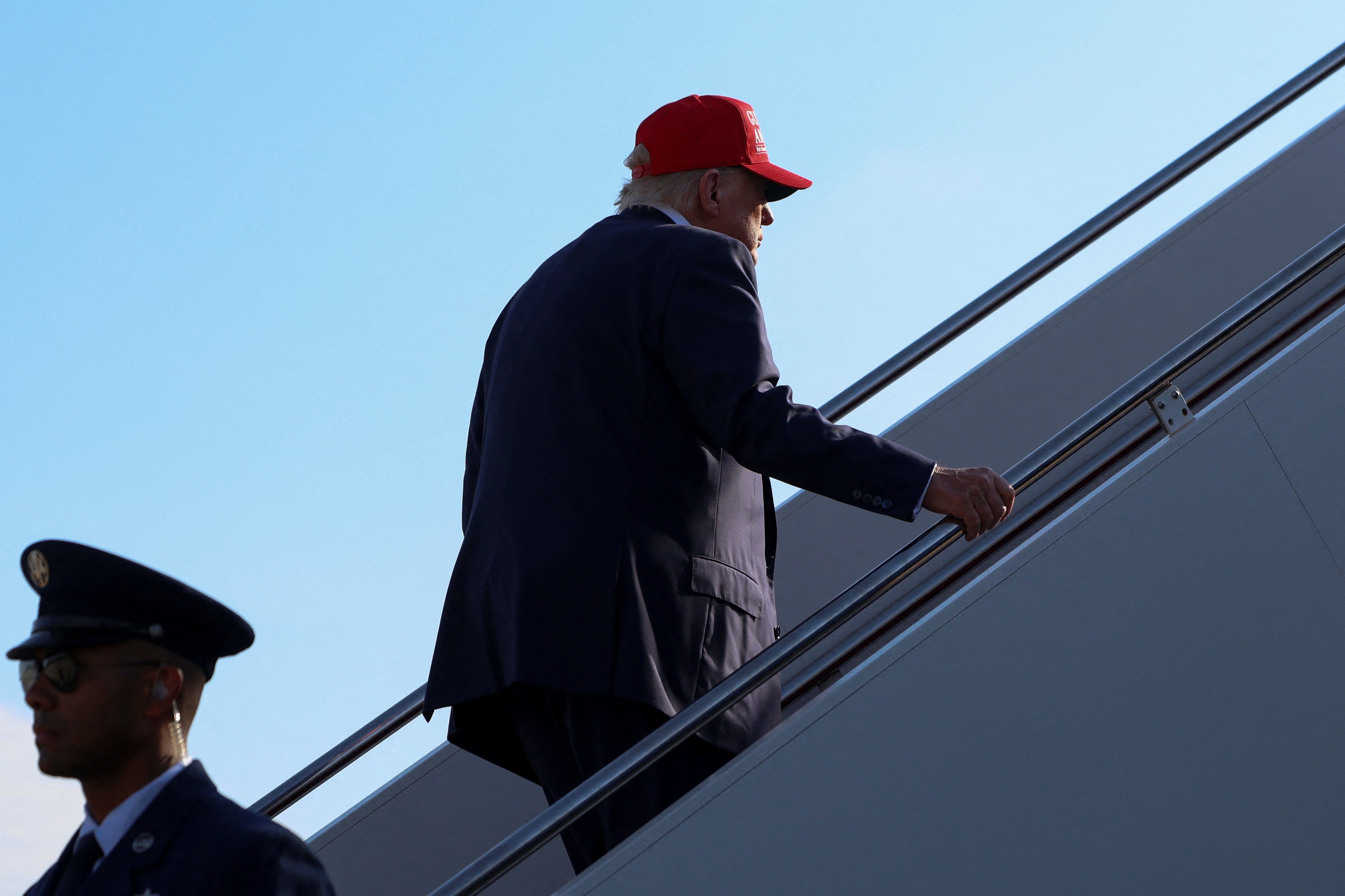 Trump visita 'Alcatraz dos jacarés', novo centro de detenção de imigrantes na Flórida
