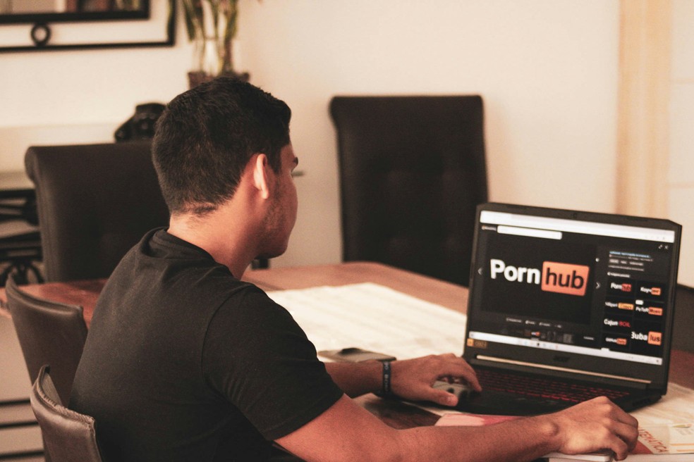 Homem na camiseta preta usando o computador portátil preto — Foto: Franco Alva/Unsplash