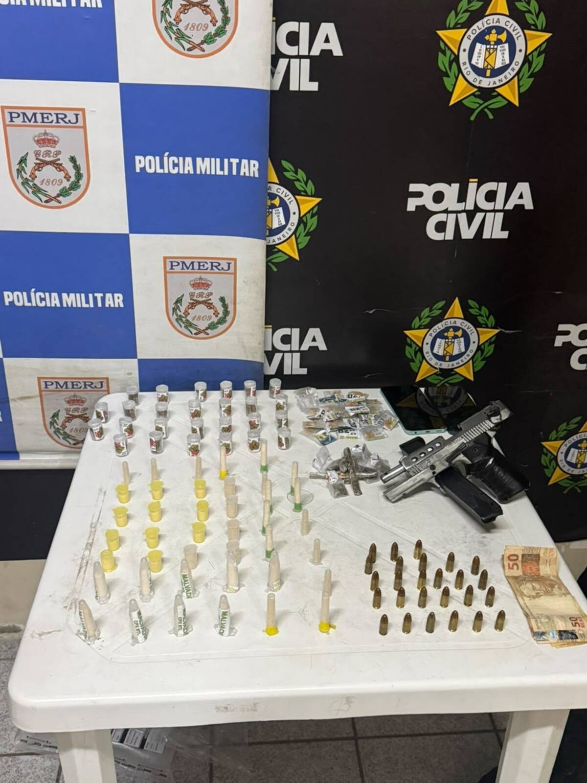 Homem é preso com pistola e drogas e três adolescentes são apreendidos em Barra Mansa