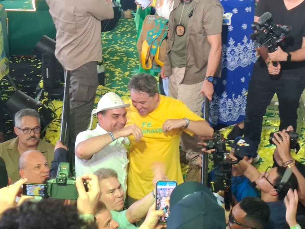 Fl&aacute;vio Bolsonaro e Efraim Filho durante conven&ccedil;&atilde;o do PL em Jo&atilde;o Pessoa &mdash; Foto: Felipe Nunes/CBN Para&iacute;ba