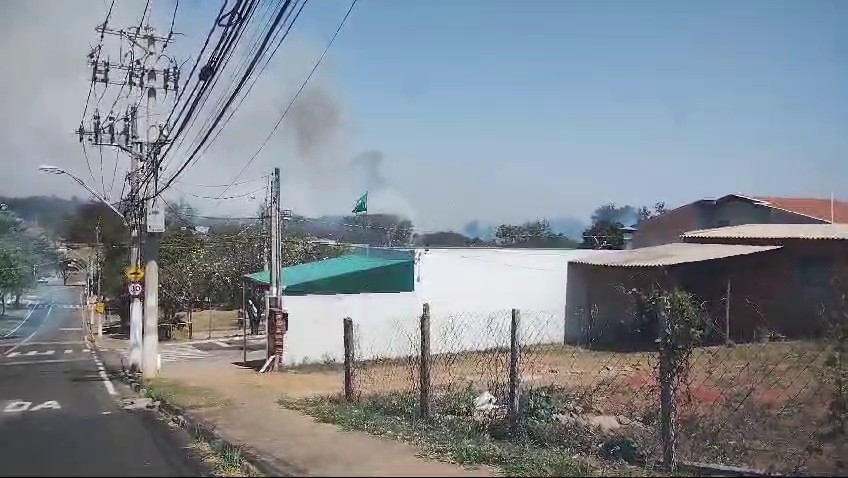 Incêndio de grande proporção atinge margens da Rodovia Anhanguera em Campinas 